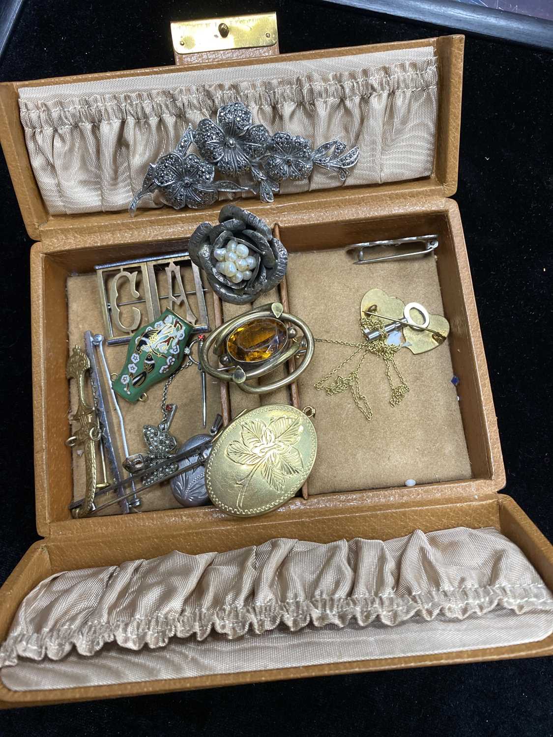 Lot 13 - A LOT OF SILVER AND OTHER JEWELLERY