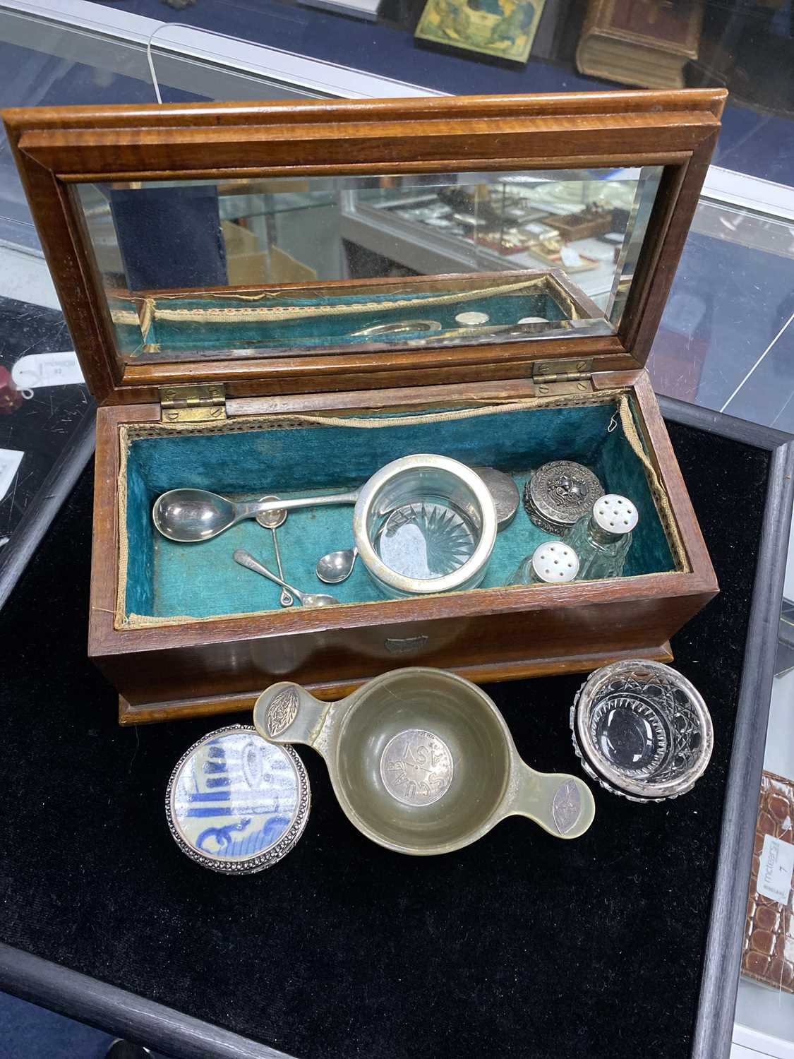 Lot 17 - A 19TH CENTURY HORN QUAICH AND OTHER ITEMS
