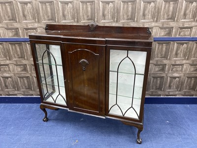 Lot 313 - AN EARLY 20TH CENTURY MAHOGANY BREAKFRONT DISPLAY CABINET