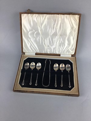 Lot 106 - A SET OF SIX SILVER TEA SPOONS AND SUGAR TONGS IN A FITTED CASE