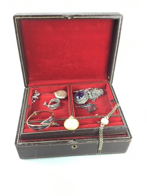 Lot 102 - A LOT OF JEWELLERY AND WATCHES