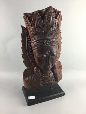 Lot 84 - A 20TH CENTURY AFRICAN CARVED WOOD BUST