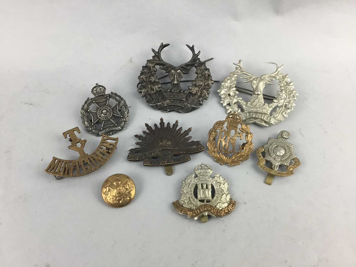 Lot 5 - A LOT OF TWO CAP BADGES AND TWO GORDON