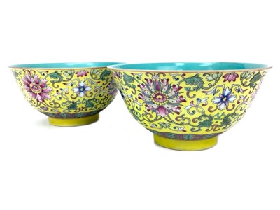 Lot 830 - A PAIR OF 20TH CENTURY CHINESE FAMILLE JAUNE BOWLS