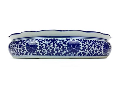 Lot 832 - A 20TH CENTURY BLUE AND WHITE BOWL