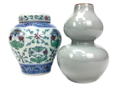 Lot 839 - A 20TH CENTURY CHINESE LIDDED JAR AND A VASE