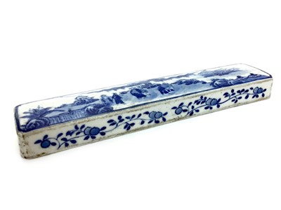 Lot 850 - A LATE 19TH CENTURY CHINESE BLUE AND WHITE WRIST REST