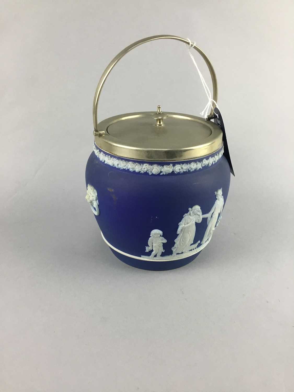 Lot 3 - AN EARLY 20TH CENTURY WEDGWOOD JASPERWARE BISCUIT BARREL