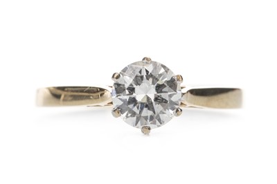 Lot 301 - A DIAMOND SOLITAIRE RING