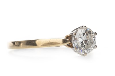 Lot 301 - A DIAMOND SOLITAIRE RING