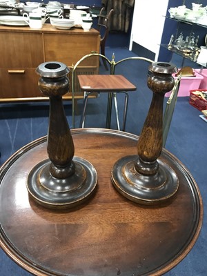 Lot 355 - A PAIR OF TURNED WOOD CANDLESTICKS ALONG WITH A BAKELITE SEWING BOX, BOBBINS AND OTHER VINTAGE ITEMS