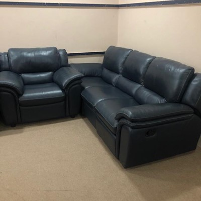 Lot 362 - A MODERN BLUE LEATHER RECLINING THREE PIECE SUITE