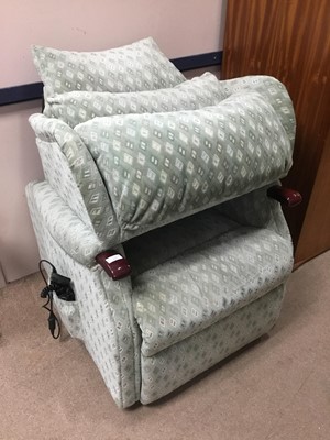 Lot 376 - A MODERN ELECTRIC RECLINER ARMCHAIR