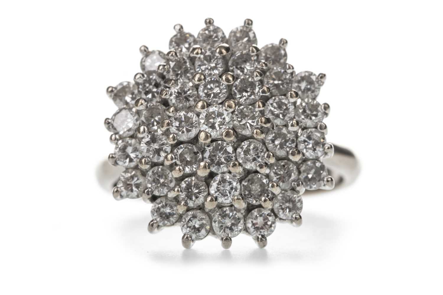Lot 343 - A DIAMOND CLUSTER RING