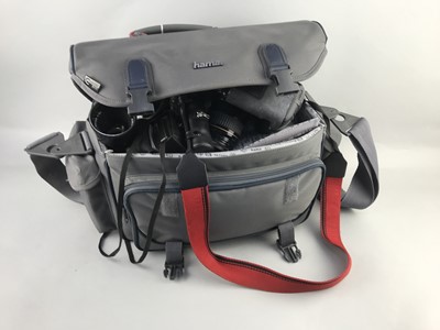 Lot 185 - A LOT OF CAMERAS AND LENSES IN A CAMERA BAG