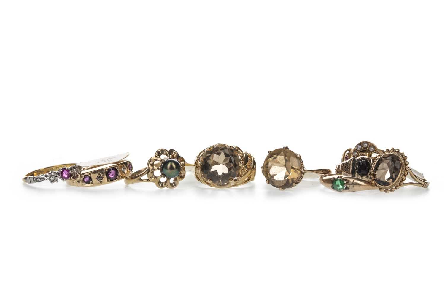 Lot 369 - A GROUP OF RINGS