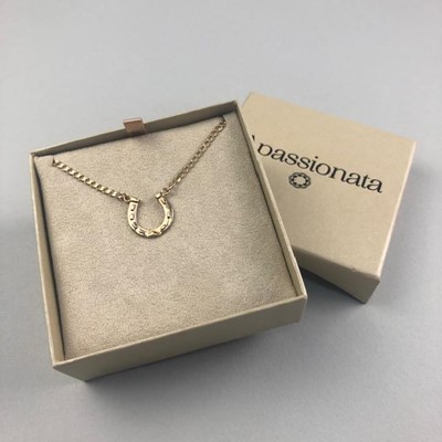 Lot 15 - A 9CT GOLD HORSESHOE PENDANT WITH CHAIN