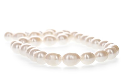 Lot 394 - A PEARL NECKLACE