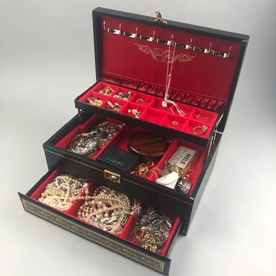 Lot 21 - A COLLECTION OF COSTUME JEWELLERY