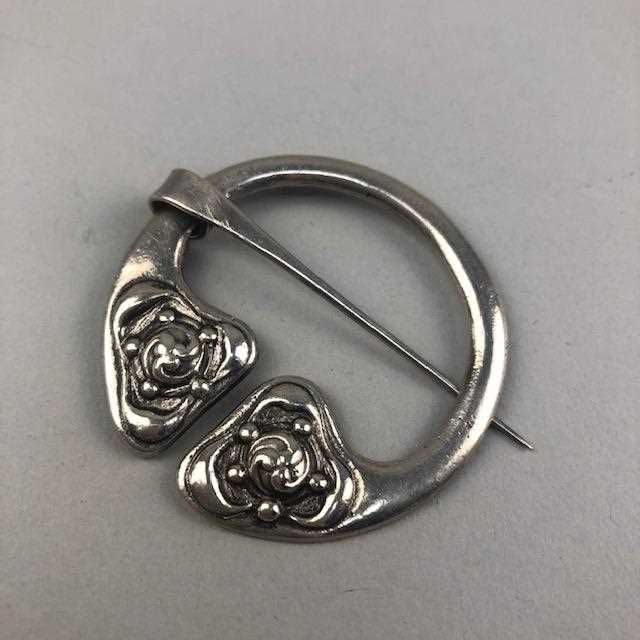 Lot 22 - A SCOTTISH SILVER 'ALEXANDER RITCHIE' PENANNULAR BROOCH