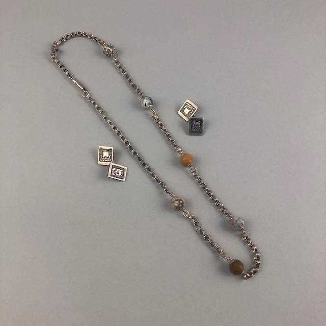 Lot 25 - A SILVER AND AGATE NECKLACE AND A PAIR OF SILVER 'VIKING' CUFFLINKS