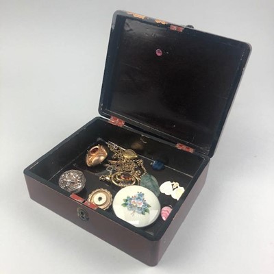Lot 29 - A LOT OF VINTAGE AND OTHER JEWELLERY