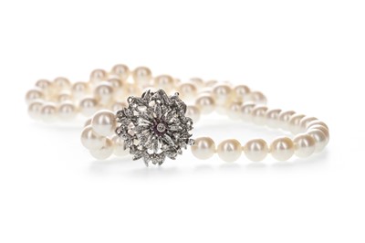 Lot 405 - A PEARL NECKLACE WITH DIAMOND SET CLASP