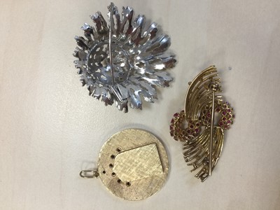 Lot 406 - TWO GEM SET BROOCHES AND A PENDANT