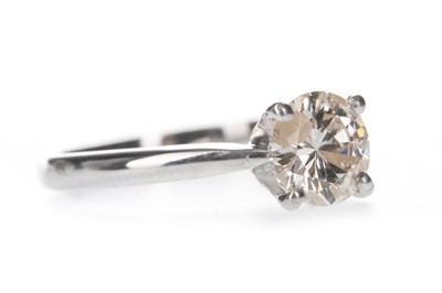 Lot 407 - A DIAMOND SOLITAIRE RING
