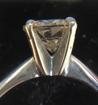 Lot 407 - A DIAMOND SOLITAIRE RING