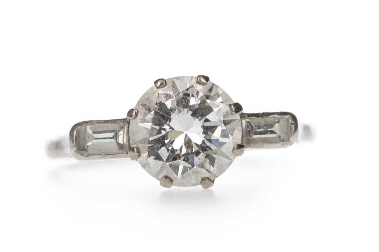 Lot 413 - A DIAMOND SOLITAIRE RING