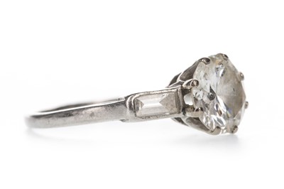 Lot 413 - A DIAMOND SOLITAIRE RING