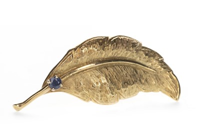 Lot 416 - A GOLD FEATHER BROOCH