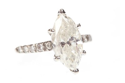 Lot 417 - A DIAMOND SOLITAIRE RING