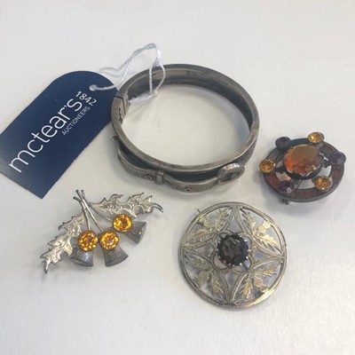 Lot 44 - A LOT OF SILVER AND WHITE METAL JEWELLERY
