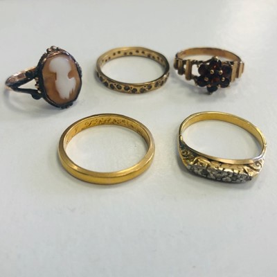 Lot 1 - A LOT OF RINGS