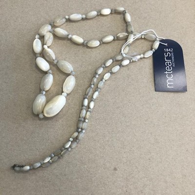 Lot 277 - AN EARLY 20TH CENTURY MOTHER OF PEARL NECKLACE