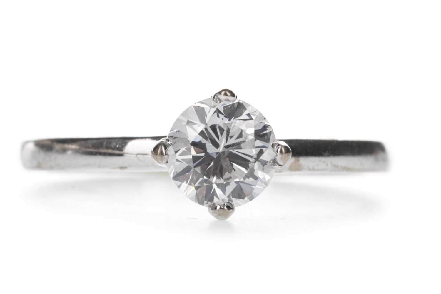 Lot 418 - A DIAMOND SOLITAIRE RING