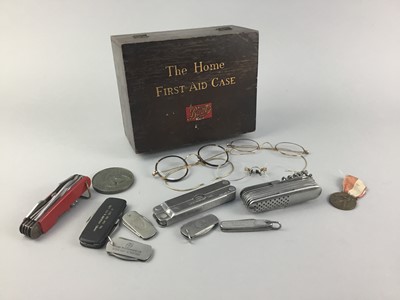 Lot 139 - A LOT OF PEN KNIVES, SPECTACLES AND OTHER ITEMS