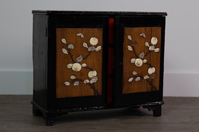 Lot 1386 - AN EARLY 20TH CENTURY JAPANESE TABLE CABINET