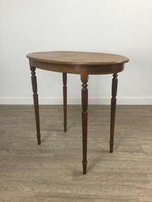 Lot 1377 - AN EDWARDIAN MAHOGANY OVAL OCCASIONAL TABLE