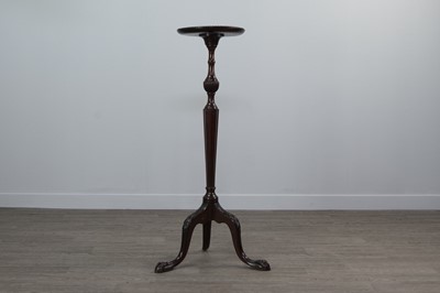 Lot 1370 - A MAHOGANY TORCHERE OF ADAM DESIGN