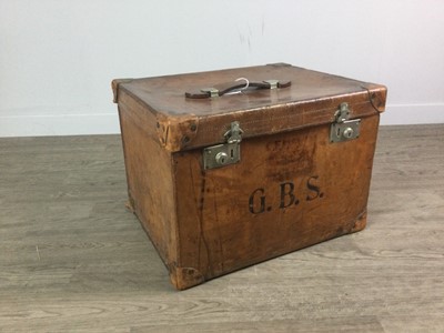 Lot 1294 - A VINTAGE LEATHER TRAVEL CASE