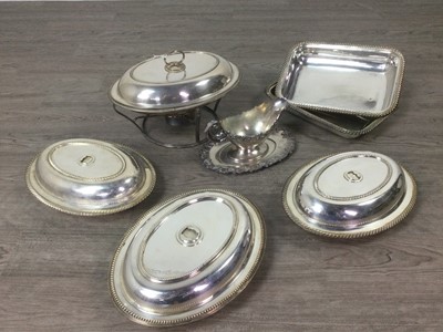 Lot 1293 - AN EARLY 20TH CENTURY SILVER PLATED SERVING DISH AND COVER