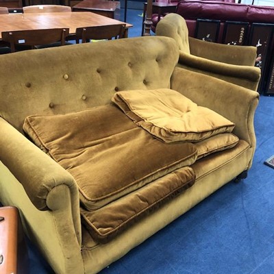 Lot 263 - AN UPHOLSTERED THREE PIECE SUITE