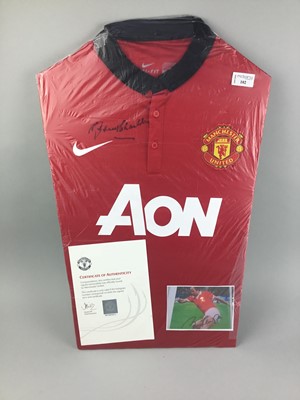 Lot 102 - A SIGNED MANCHESTER UNITED FOOTBALL CLUB JERSEY
