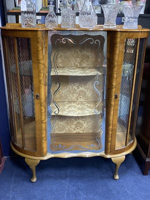 Lot 164 - AN EARLY 20TH CENTURY WALNUT BREAKFRONT DISPLAY CABINET