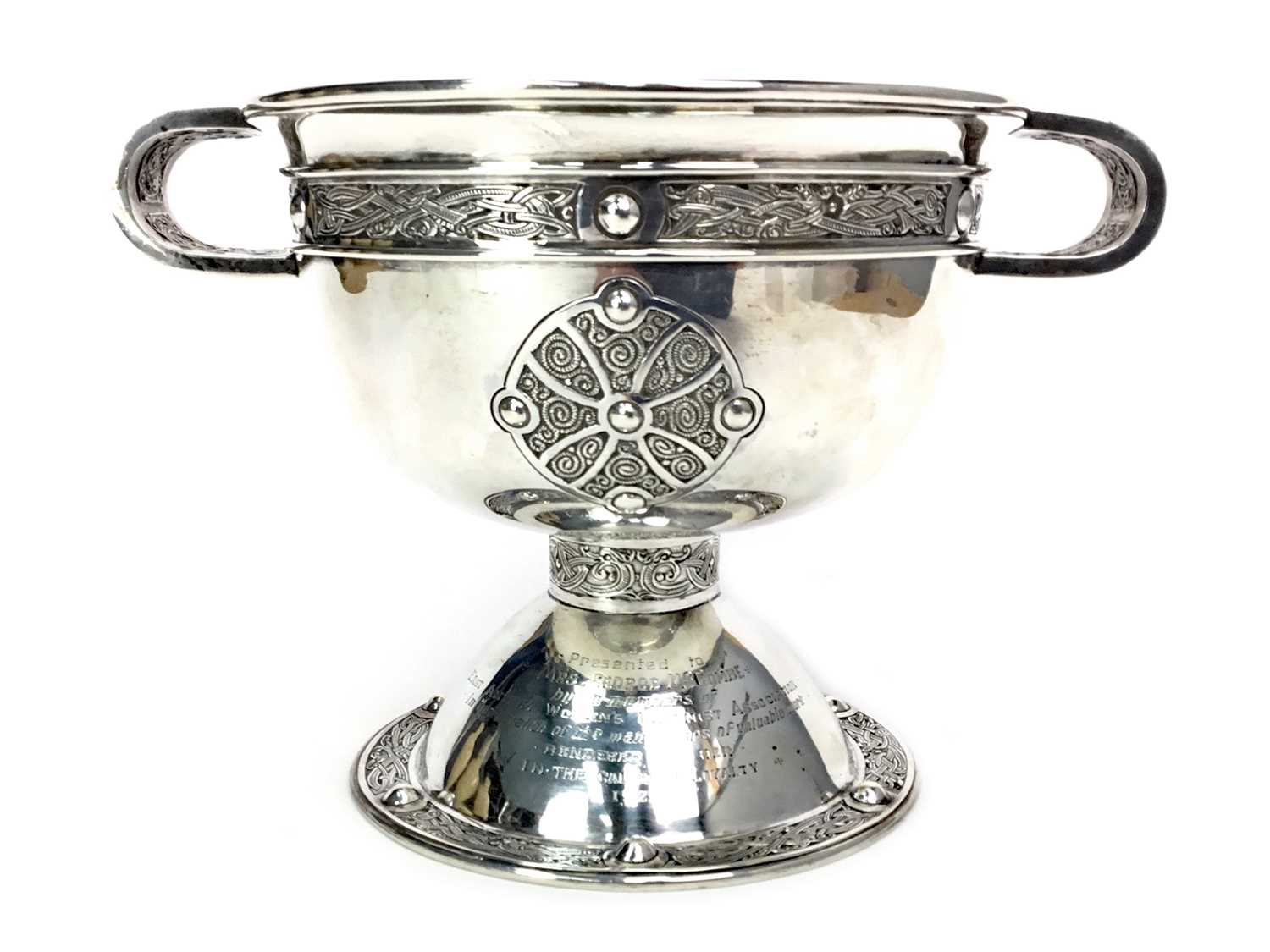 Lot 409 - AN EARLY 20TH CENTURY TWIN HANDLED SILVER TROPHY CUP