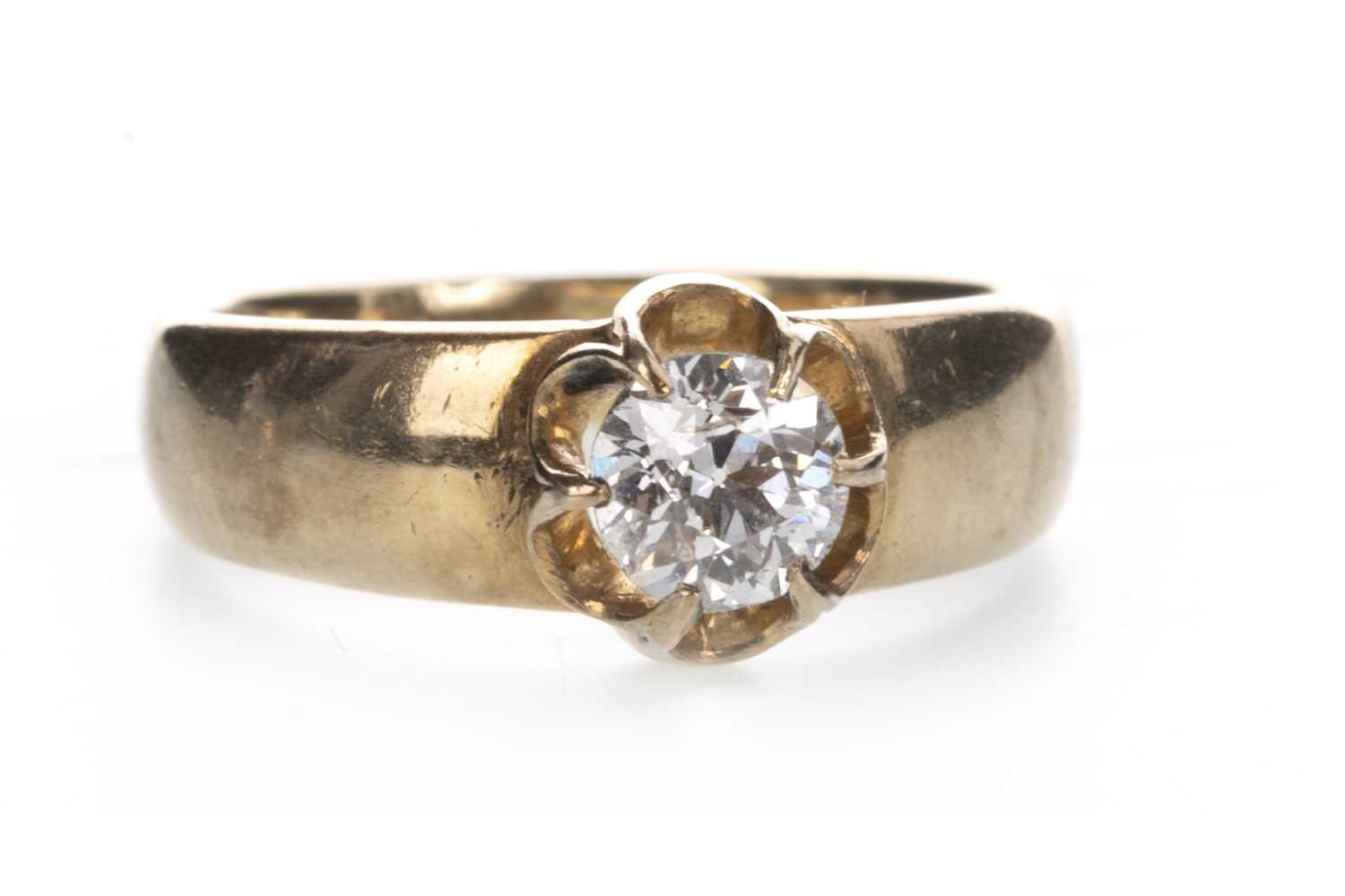 Lot 802 - A DIAMOND SOLITAIRE RING