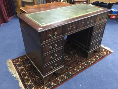 Lot 246 - A REPRODUCTION MAHOGANY TWIN PEDESTAL DESK